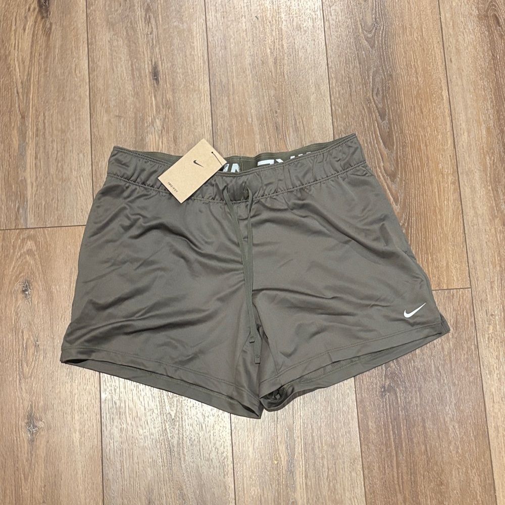 NWT women’s Nike green athletic shorts medium